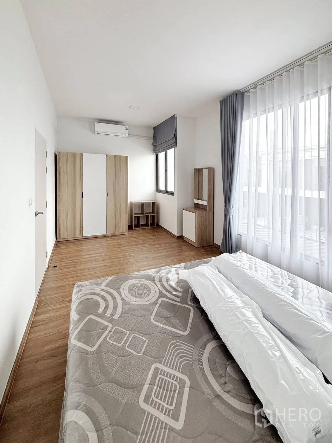 联排别墅 for rent in Bang Phli, Samut Prakan - 宽敞主卧，落地窗与纱帘，木地板，衣柜与空调