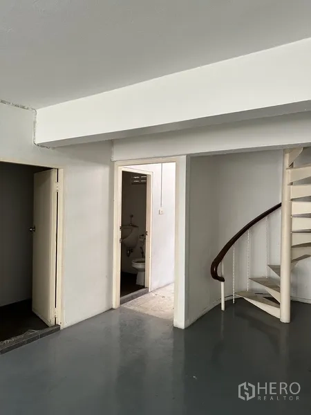 พื้นที่ขายปลีก ให้เช่าในWatthana, Bangkok - พื้นที่กลางชั้น มีบันไดเวียนและทางเข้าห้องน้ำ.