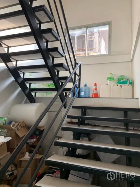คลังสินค้า ให้เช่าในBang Kapi, Bangkok - บันไดโลหะภายในพร้อมราวจับเชื่อมสู่ชั้นออฟฟิศด้านบน.