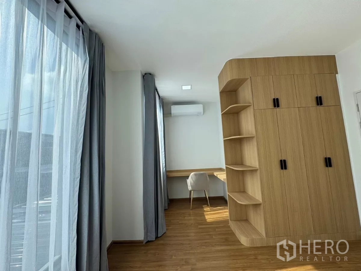 ทาวน์เฮาส์ ให้เช่าในBang Phli, Samut Prakan - พื้นที่ทำงานยาว ผนังกระจกสูงจรดพื้นและงานบิลท์อิน ปรับเป็นห้องนอนที่สามได้