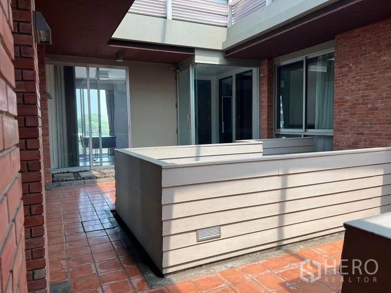 อพาร์ทเมนท์ ให้เช่า - เทอเรซปูกระเบื้องดินเผาและคอร์ตยาร์ดภายในระหว่างห้อง