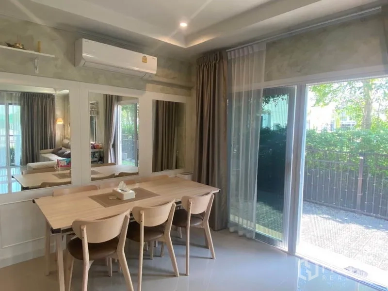 บ้าน ขายในBang Sao Thong, Samut Prakan - มุมรับประทานอาหารโต๊ะไม้ 6 ที่นั่ง ข้างประตูกระจกบานเลื่อนมองเห็นสวน