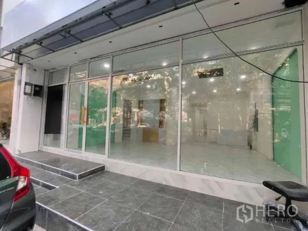 零售空间 出租在Din Daeng, Bangkok - 丁登区一层商铺，整面玻璃门头，台阶瓷砖，门前可停车。