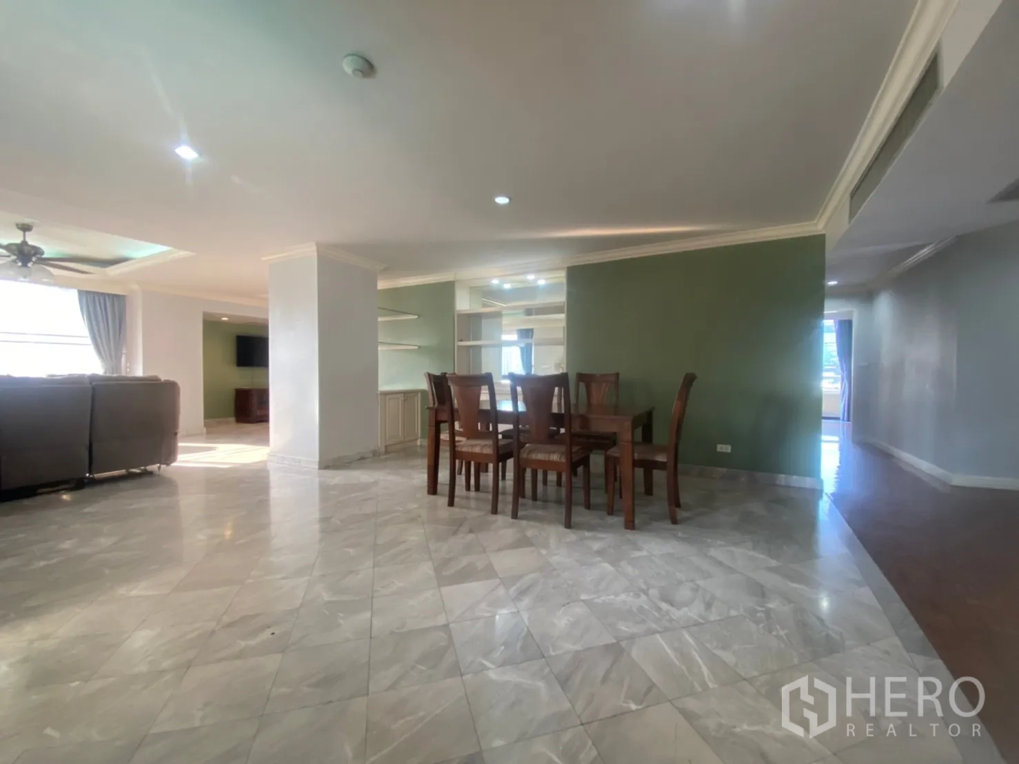 คอนโด ให้เช่าหรือขายในWatthana, Bangkok - โซนรับประทานอาหาร พื้นหินอ่อน พร้อมโต๊ะกินข้าวไม้สไตล์อบอุ่น