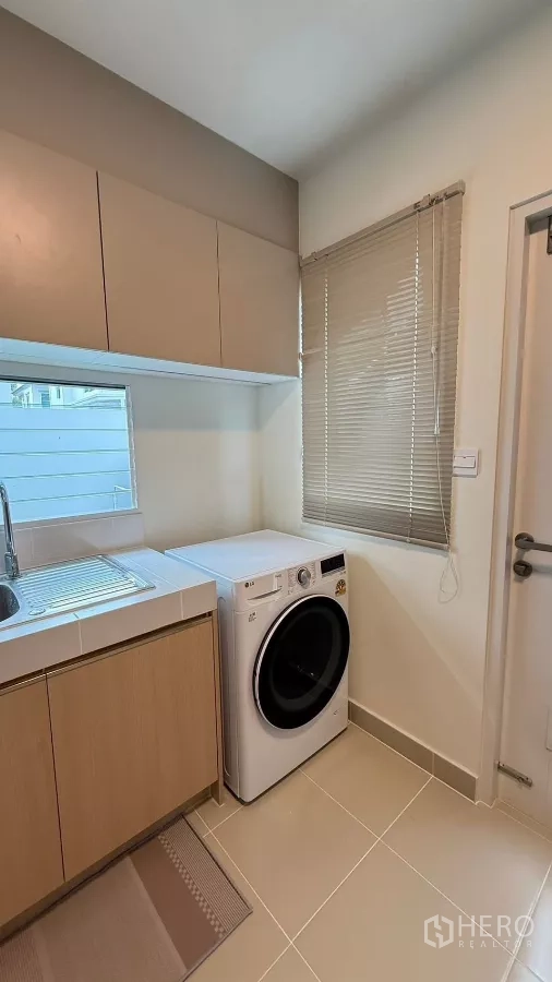 บ้าน ให้เช่าในBang Phli, Samut Prakan - มุมซักล้างพร้อมเครื่องซักผ้า อ่างล้าง และหน้าต่าง.