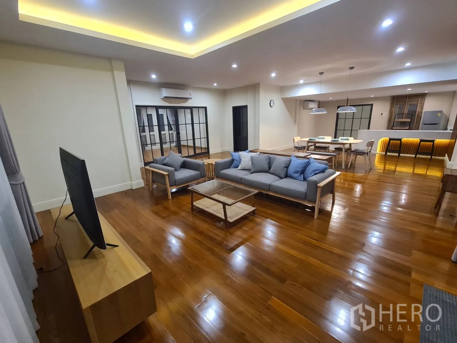 บ้าน ให้เช่าในKhlong Toei, Bangkok - พื้นที่นั่งเล่น รับประทานอาหาร และครัวแบบโอเพ่นแปลน ไฟฝังฝ้า และพื้นไม้