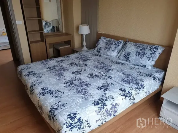 Condominium for rent in Watthana, Bangkok - Master bedroom with dressing table, shelving and bedside lamps.