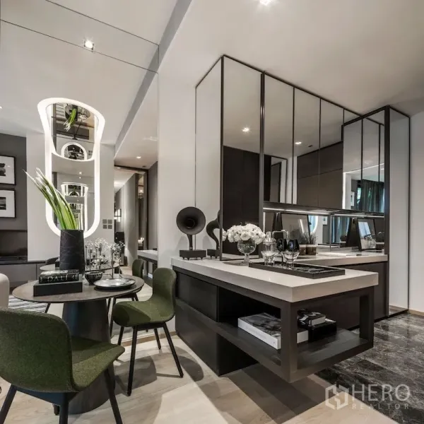 คอนโด ขายในPathum Wan, Bangkok - พื้นที่นั่งเล่นและทานอาหารสไตล์โมเดิร์น พร้อมตู้กระจกเงาและเคาน์เตอร์ไอส์แลนด์