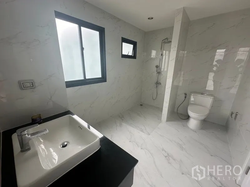 สำนักงานที่บ้าน ให้เช่าในSuan Luang, Bangkok - ห้องน้ำกระเบื้องลายหินอ่อนกว้าง พร้อมฝักบัว โถสุขภัณฑ์ และอ่างล้างหน้า