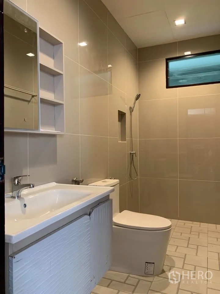 独栋房屋 for rent in Phra Khanong, Bangkok - 现代化浴室，整面瓷砖、洗手台、马桶与开放式淋浴。