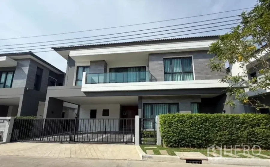 Detached House for rent in Bang Phli, Samut Prakan - Modern two-storey detached house with gated driveway and balcony.