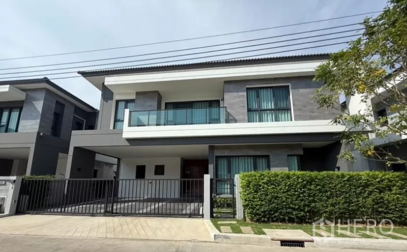 Detached House for rent in Bang Phli, Samut Prakan - Modern two-storey detached house with gated driveway and balcony.