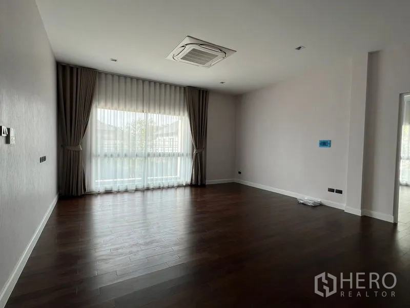 บ้าน ให้เช่าในBueng Kum, Bangkok -  ภายนอกบ้านเดี่ยวสองชั้นสไตล์โมเดิร์น รั้วพร้อมประตูและที่จอดรถในร่ม เขตบึงกุ่ม กรุงเทพฯ