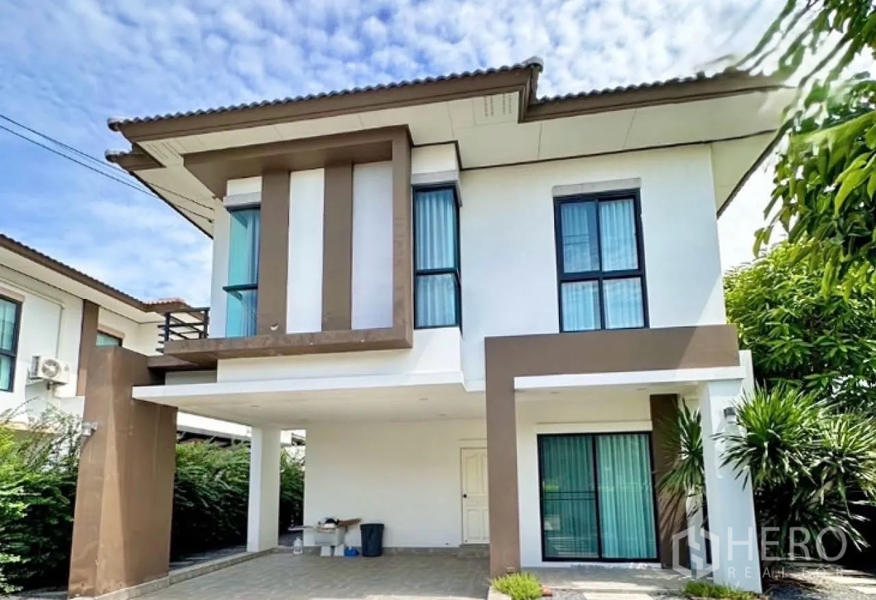 บ้าน ขายในLam Luk Ka, Pathum Thani - ภาพระยะใกล้ของตัวบ้าน โชว์โรงจอดรถ หน้าต่างสูงพร้อมผ้าม่าน และโทนสีขาวน้ำตาล