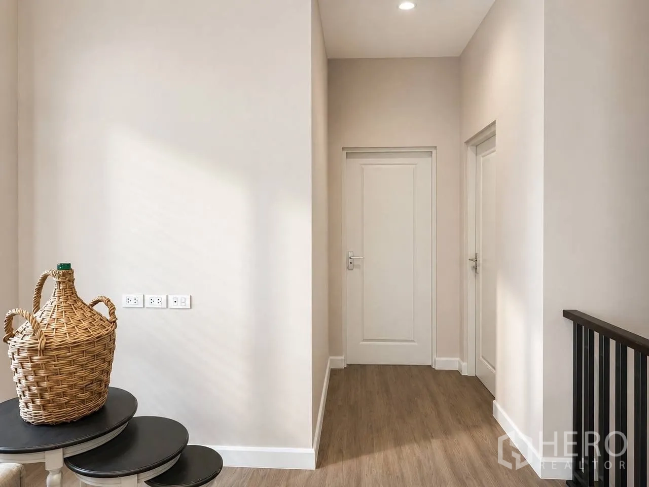 บ้านเดี่ยว for sale in Bang Kruai, Nonthaburi - โถงทางเดินสว่าง พื้นไม้ ดาวน์ไลท์ และประตูสีขาว