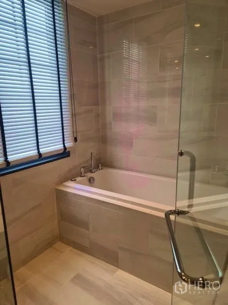 ทาวน์เฮาส์ ให้เช่าในWatthana, Bangkok - ห้องน้ำพร้อมอ่างอาบน้ำบิวท์อิน ผนังกระเบื้อง หน้าต่างมู่ลี่ และฉากกั้นกระจก