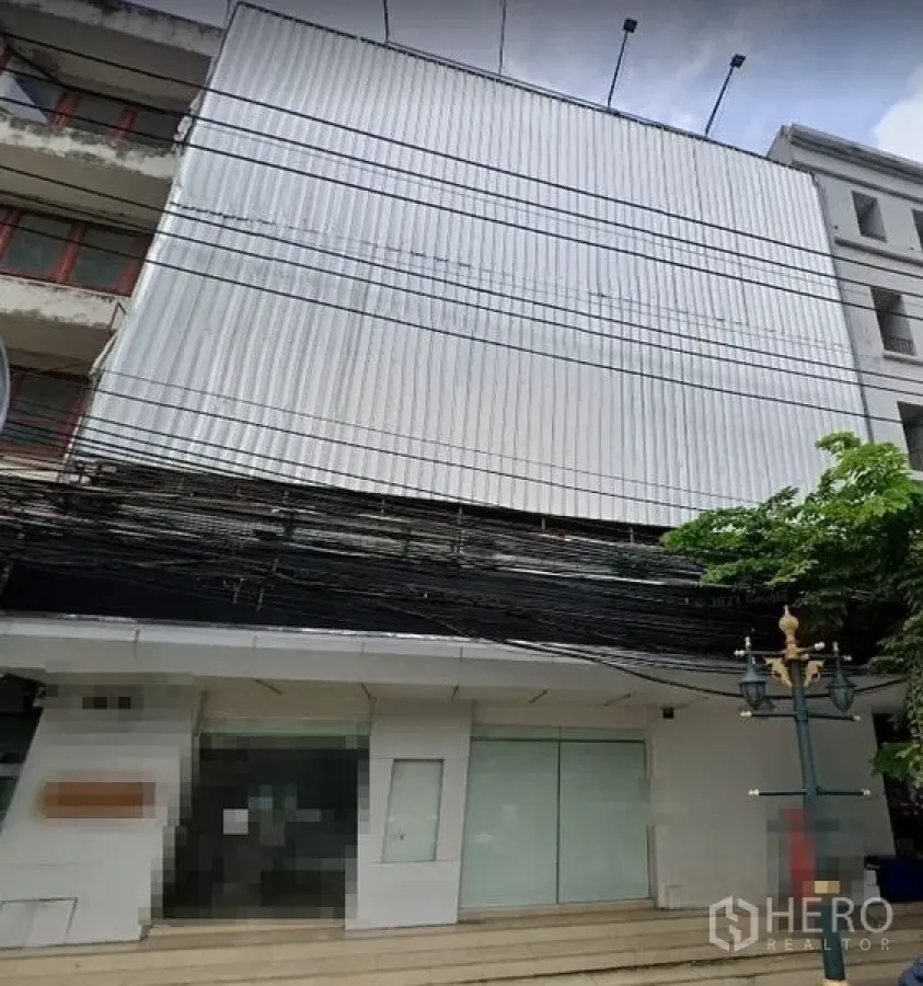 店屋 出租或出售在Watthana, Bangkok - 临街多层商铺外立面，金属覆面与大幅玻璃门面