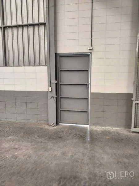 Warehouse for rent in Lat Krabang, Bangkok - Interior personnel door on tiled wall inside the warehouse