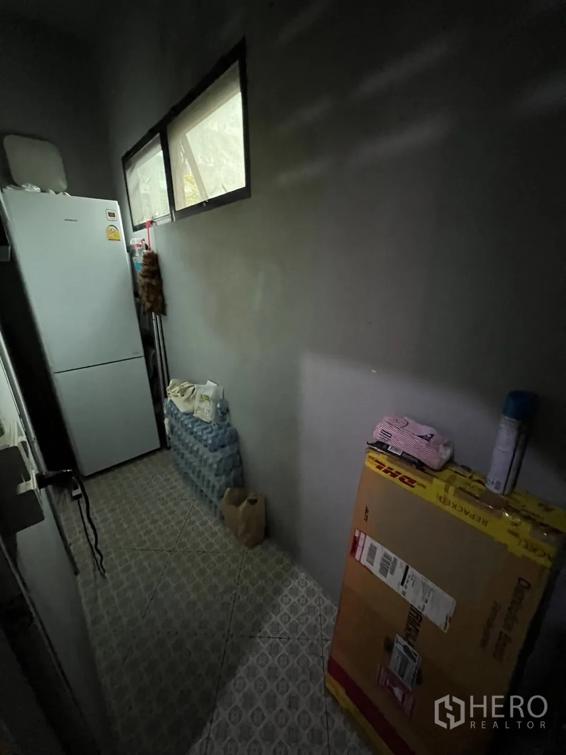 อาคารพาณิชย์ ให้เช่าหรือขายในWatthana, Bangkok - ห้องแพนทรี่/เก็บของทางเดินแคบ มีตู้เย็น ของใช้ และพื้นกระเบื้อง