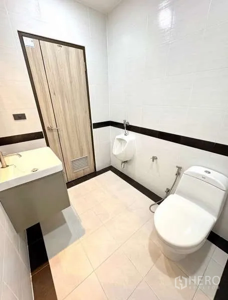 Detached House for rent in Phasi Charoen, Bangkok - Powder room with toilet, urinal and compact vanity.