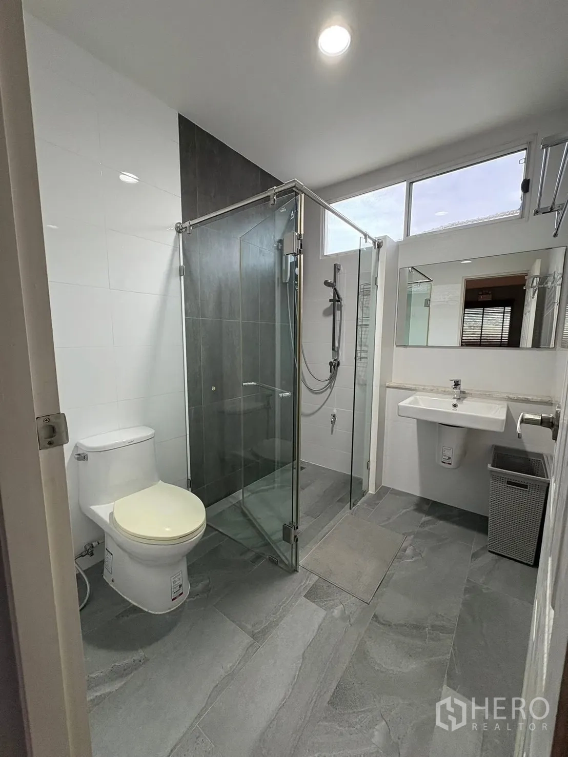 独栋房屋 for rent in Prawet, Bangkok - 现代浴室，玻璃淋浴间、坐便器和台盆。