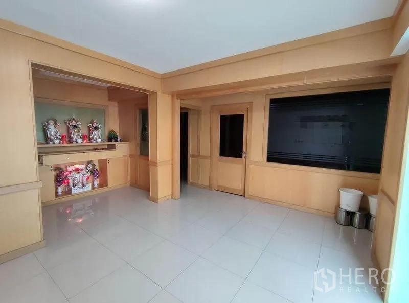 Warehouse for rent in Bang Phli, Samut Prakan - Lobby area with built-in wood cabinetry and white tile flooring.
