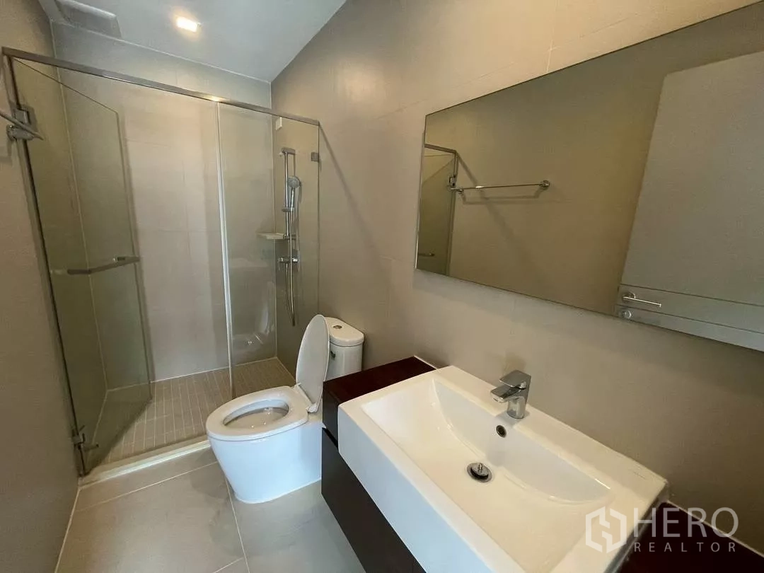 ทาวน์เฮาส์ ให้เช่าในSuan Luang, Bangkok - ห้องน้ำสไตล์โมเดิร์นพร้อมตู้กระจกอาบน้ำ อ่างล้างหน้าและโถสุขภัณฑ์.