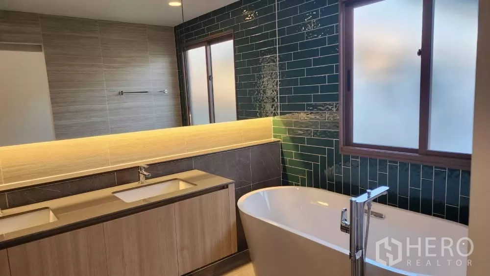 บ้าน ให้เช่าหรือขายในBang Kapi, Bangkok - ห้องน้ำอ่างลอยตัว อ่างล้างหน้าคู่ ผนังกระเบื้องสีเขียวมรกต