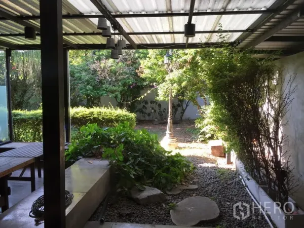 สำนักงาน ให้เช่าในKhlong Toei, Bangkok - ระเบียงใต้หลังคามองออกไปยังสวนเขียวชอุ่ม ทางเดินโรยกรวด และเสาไฟวินเทจ