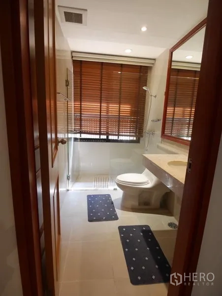 คอนโด ให้เช่าในPathum Wan, Bangkok - ห้องน้ำกะทัดรัดพร้อมห้องอาบน้ำกระจก อ่างล้างหน้า และมู่ลี่