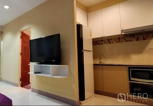 คอนโด ให้เช่าในPhaya Thai, Bangkok - ครัวบิลท์อินพร้อมตู้แขวน ตู้เย็น ไมโครเวฟ และทีวีติดผนังในพื้นที่เปิดโล่ง