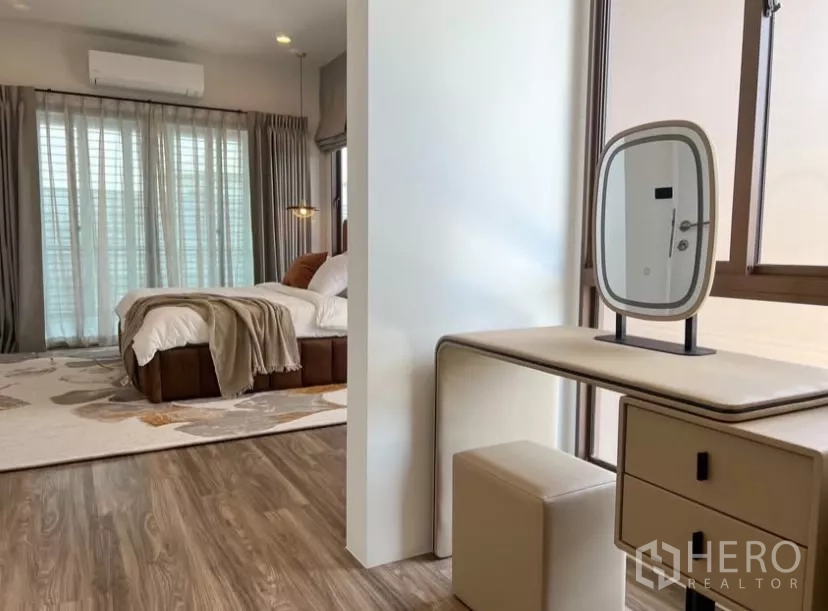 Detached House for rent or sale in Bang Kapi, Bangkok - Master suite vanity and dressing corner by a window with natural light.