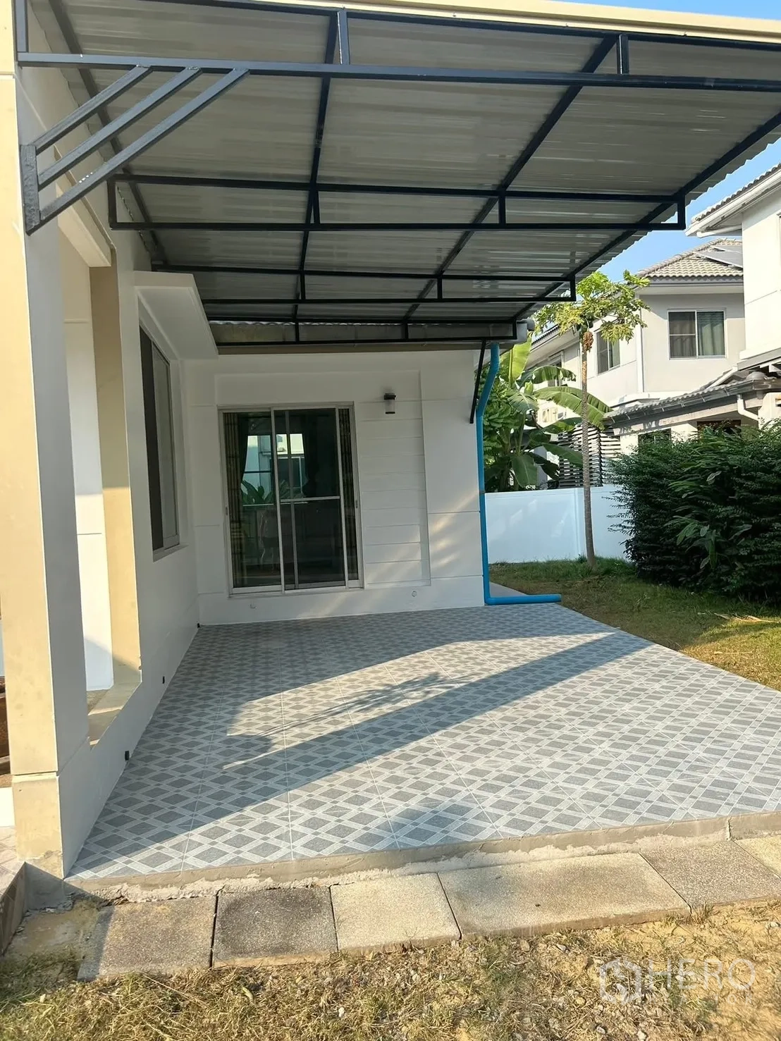 独栋房屋 for rent in Bang Na, Bangkok - 带顶露台铺地砖，连接推拉门与花园。
