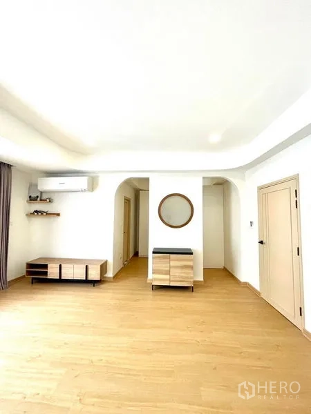 ทาวน์เฮาส์ ให้เช่าในKhlong Toei, Bangkok - ห้องนอนกว้าง พื้นไม้ แอร์ ช่องโค้ง และเฟอร์นิเจอร์แบบมินิมอล