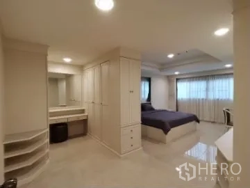 อพาร์ทเมนท์ ให้เช่าในWatthana, Bangkok - ห้องนอนพร้อมตู้เสื้อผ้าขนาดใหญ่ โต๊ะเครื่องแป้ง ชั้นวาง และพื้นกระเบื้องเงา