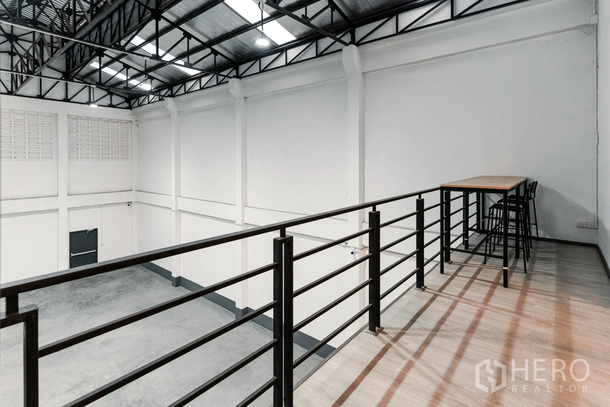 คลังสินค้า ให้เช่าในMueang Samut Sakhon, Samut Sakhon - ชั้นลอยมุมมองลงสู่พื้นที่โกดัง พร้อมราวเหล็ก โต๊ะบาร์ และไฟส่องสว่าง