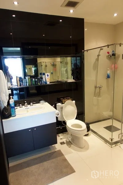 คอนโด ขายในPathum Wan, Bangkok - ห้องน้ำสมัยใหม่พร้อมตู้กระจกอาบน้ำ อ่างล้างหน้า และโถสุขภัณฑ์