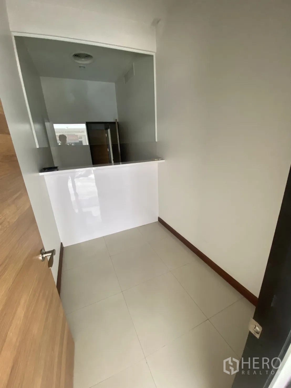 Shophouse for rent in Bang Rak, Bangkok - Narrow room featuring a service counter beneath a large interior window.