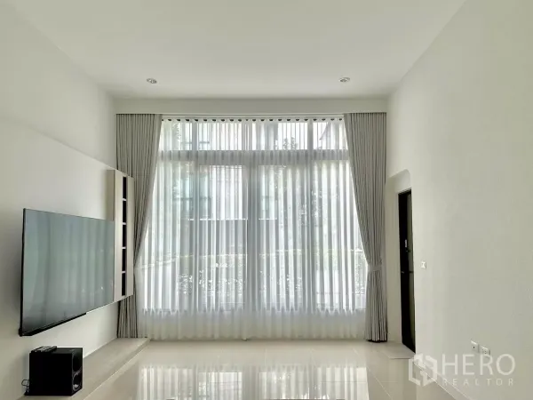 บ้าน ให้เช่าหรือขายในPrawet, Bangkok - โถงรับแขกสไตล์มินิมอล เพดานสูง 3.6 ม. พื้นกระเบื้องเงางาม