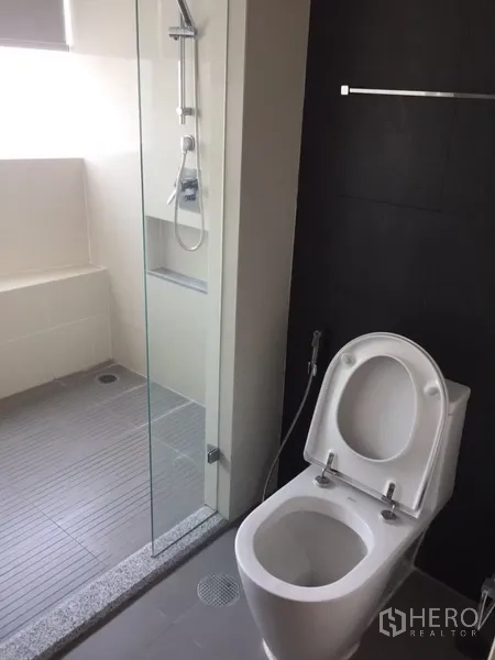 คอนโด ให้เช่าในKhlong Toei, Bangkok - ห้องน้ำสมัยใหม่ พร้อมห้องอาบน้ำกระจกและโถสุขภัณฑ์