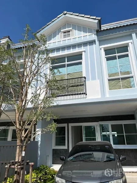 联排别墅 出租在Prawet, Bangkok - Indy 2 两层联排别墅外观，老虎窗造型，阳台与大窗，前院可停车。