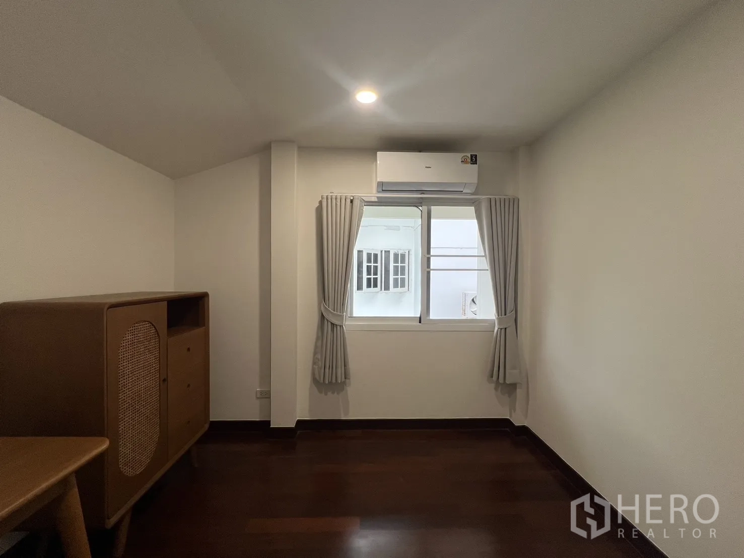 Detached House for rent in Saphan Sung, Bangkok - Compact bedroom or office with window and curtains.