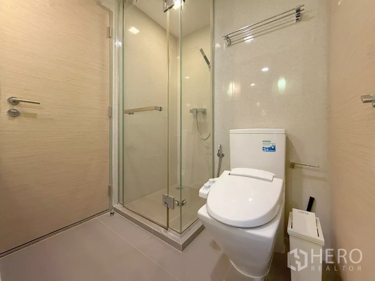 คอนโด ให้เช่าหรือขายในWatthana, Bangkok - ห้องน้ำพร้อมตู้ Shower กระจกและโถสุขภัณฑ์สมัยใหม่