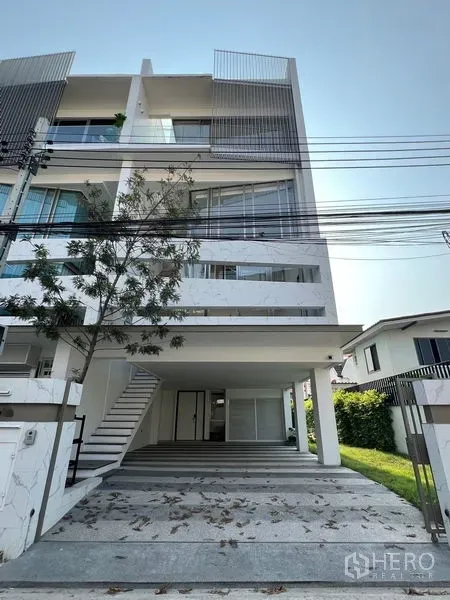 สำนักงานที่บ้าน ให้เช่าหรือขายในChatuchak, Bangkok - ด้านหน้าตัวอาคารโฮมออฟฟิศมินิมอล พร้อมทางรถและต้นไม้ใหญ่