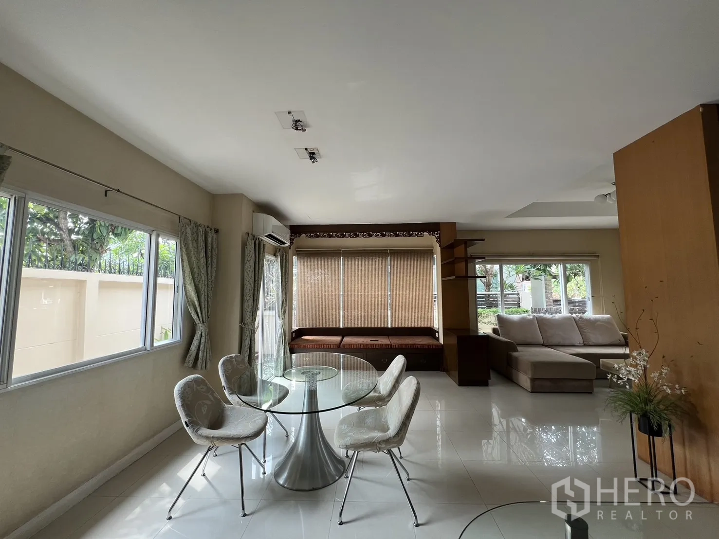 บ้าน ให้เช่าในLat Krabang, Bangkok - โถงนั่งเล่นรับประทานอาหาร โต๊ะกระจก หน้าต่างรอบด้าน มองเห็นสวน