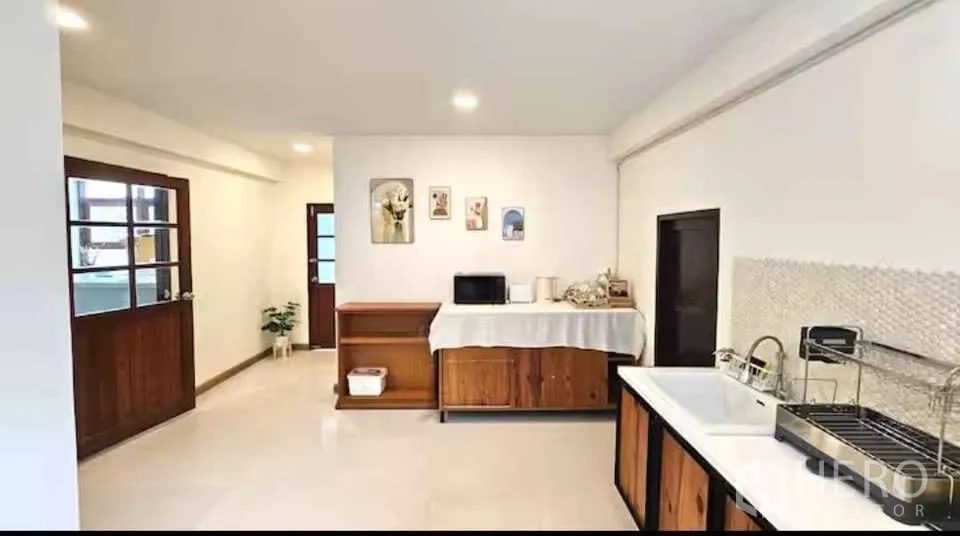 บ้าน ให้เช่าในKhlong Toei, Bangkok - มุมมองอื่นของครัว ประตูออกสู่ภายนอกและตู้เก็บของไม้