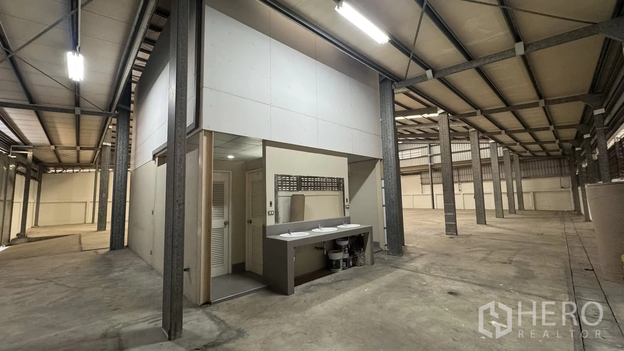 คลังสินค้า ให้เช่าในWatthana, Bangkok - โซนห้องน้ำแยกชาย–หญิง พร้อมอ่างล้างมือหลายจุดในโกดัง