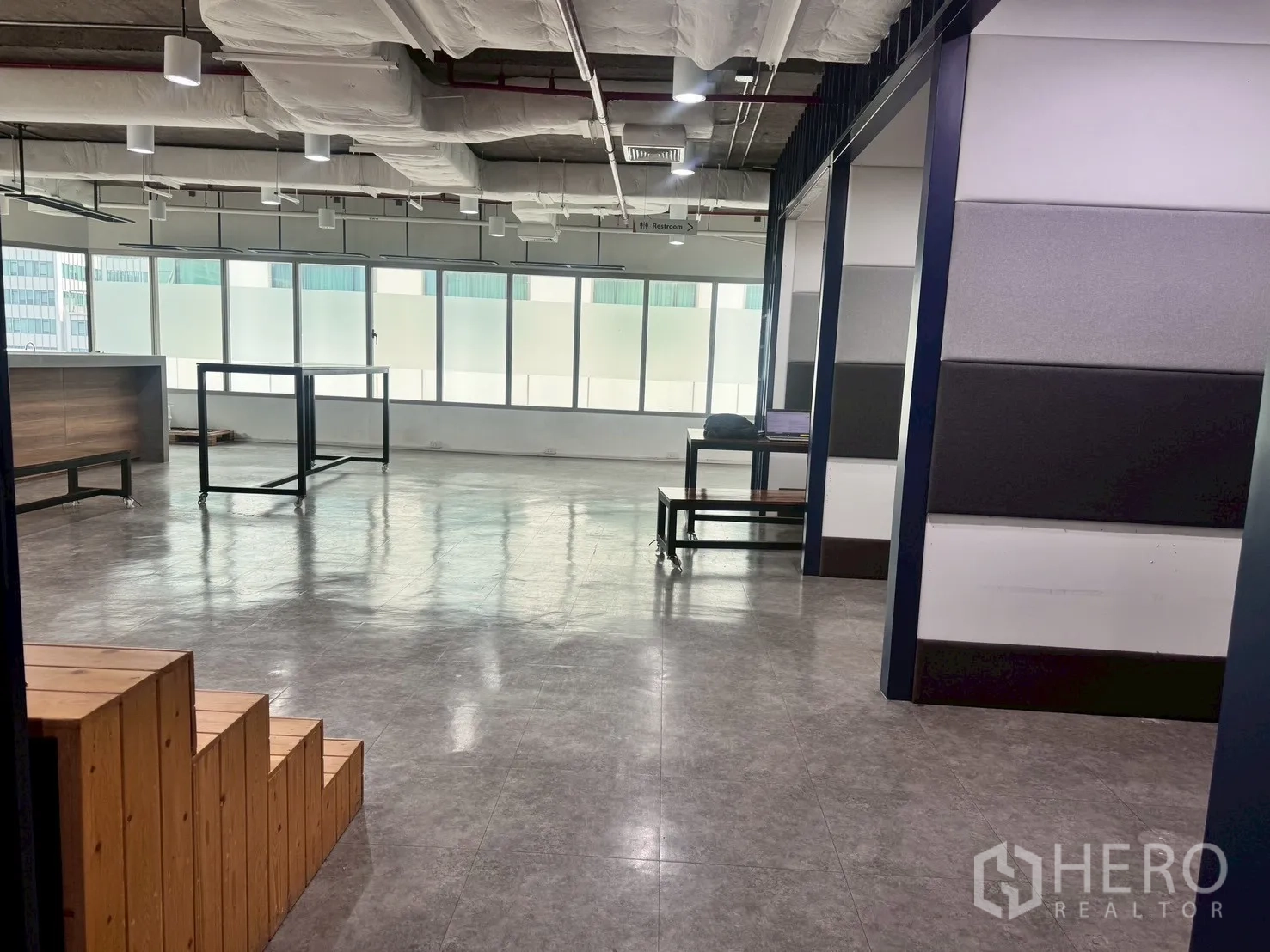 办公室 for rent in Watthana, Bangkok - 明亮开放空间，落地窗、工作台与墙面软包。