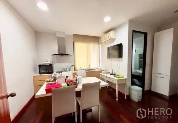 带办公室的家 出租在Watthana, Bangkok - 茶水间与用餐区，配灶台、白色餐桌和壁挂电视