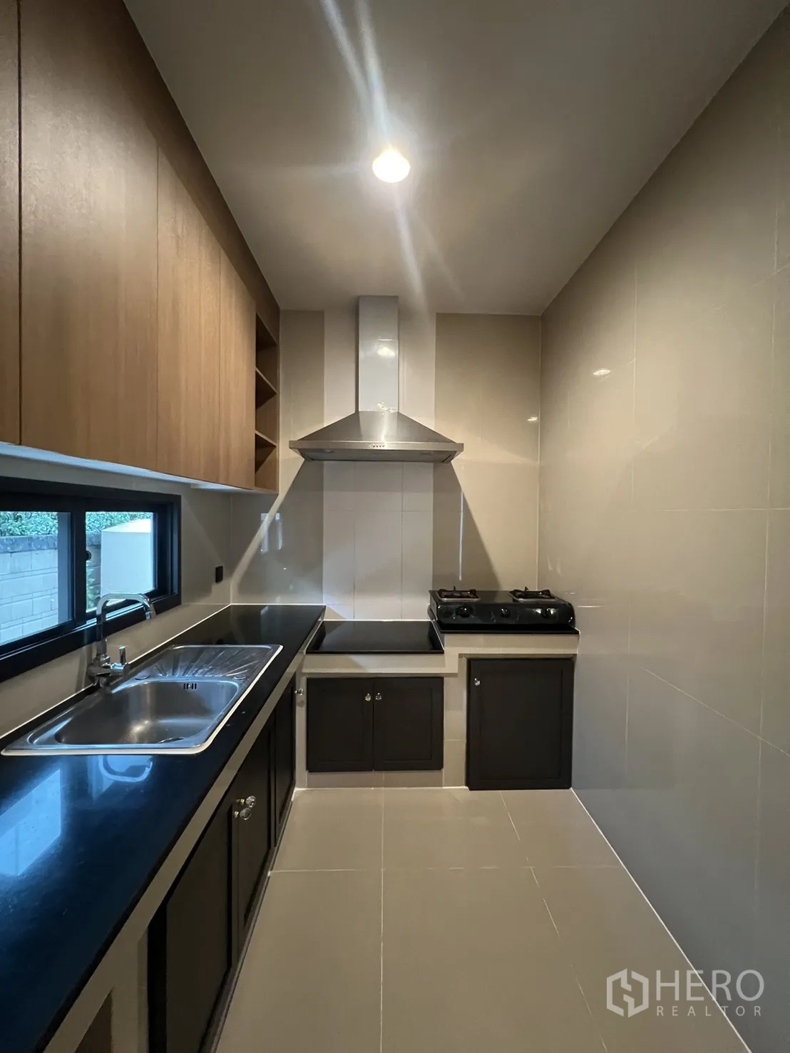 บ้าน ให้เช่าในBang Kapi, Bangkok - ครัวปิด พร้อมตู้ซิงก์ เตา และเครื่องดูดควัน